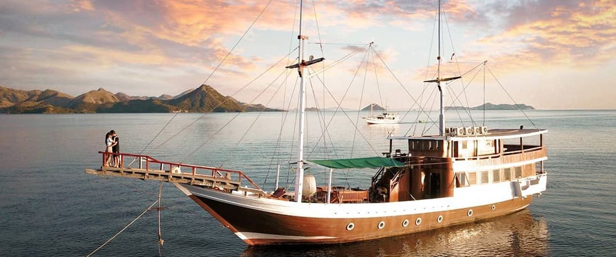 Live On Board Sailing Komodo