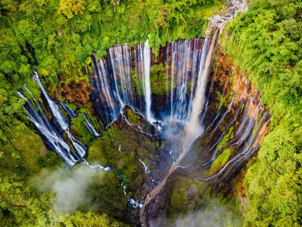 Menjelajahi Keindahan Air Terjun Tumpak Sewu di Lumajang: Pesona Alam yang Memukau